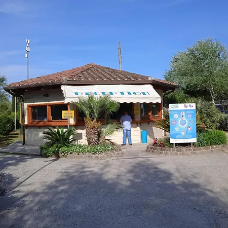 Chalet Comfortable Campsite-chalet G12 Tuscany Near Sea